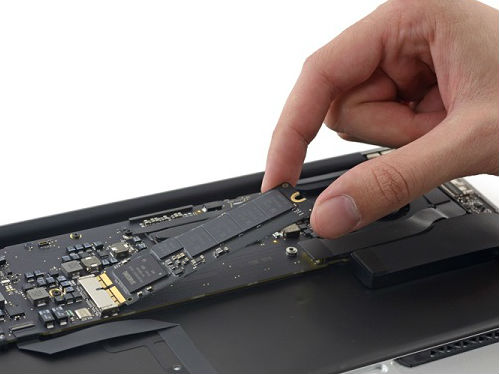 国外知名拆解网站iFixit决定将新款11英寸和新款13英寸的MacBook Air的SSD速度对比一下，结果发现13英寸MBA新机的SSD性能，确实要快上近一倍。